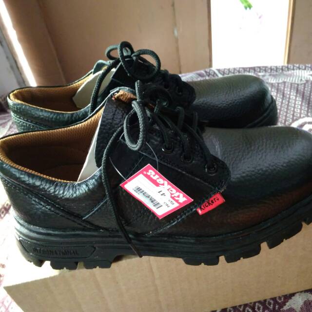 Sepatu safety kickers