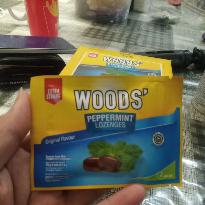 

Permen Woods Peppermint Lozenges Extra Strong Original Flavour Biru Mengurangi Batuk halal MUI isi 6