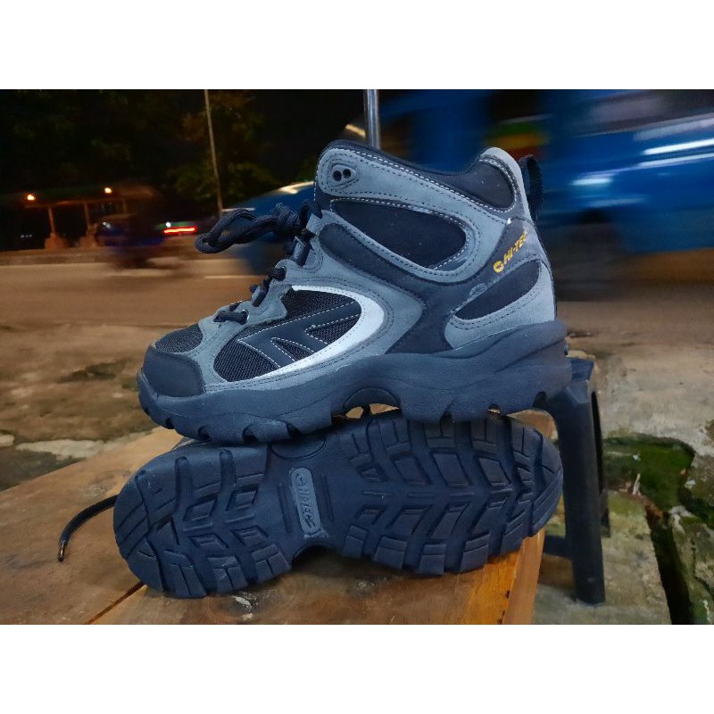 Sepatu Gunung Trekking Hiking Traveling Hitec Premium