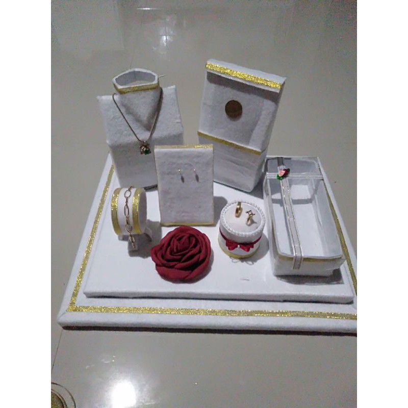 Kotak box uang dan perhiasan logam mulia seserahan mahar,