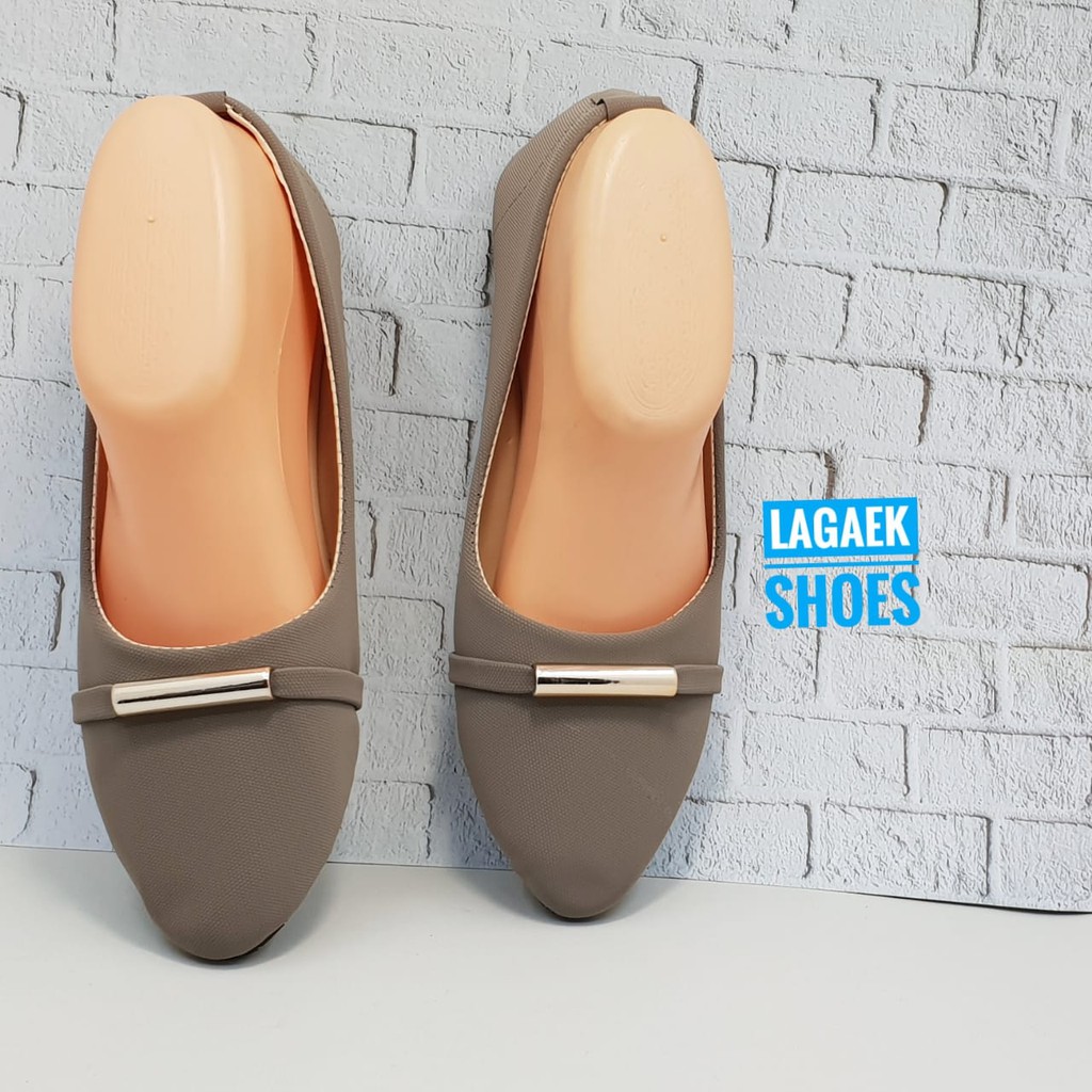 Sepatu Kerja Wanita Slip On Flat Dewasa Size 36 Bahan Suede Abu Abu Dengan Aksesoris Besi Polos