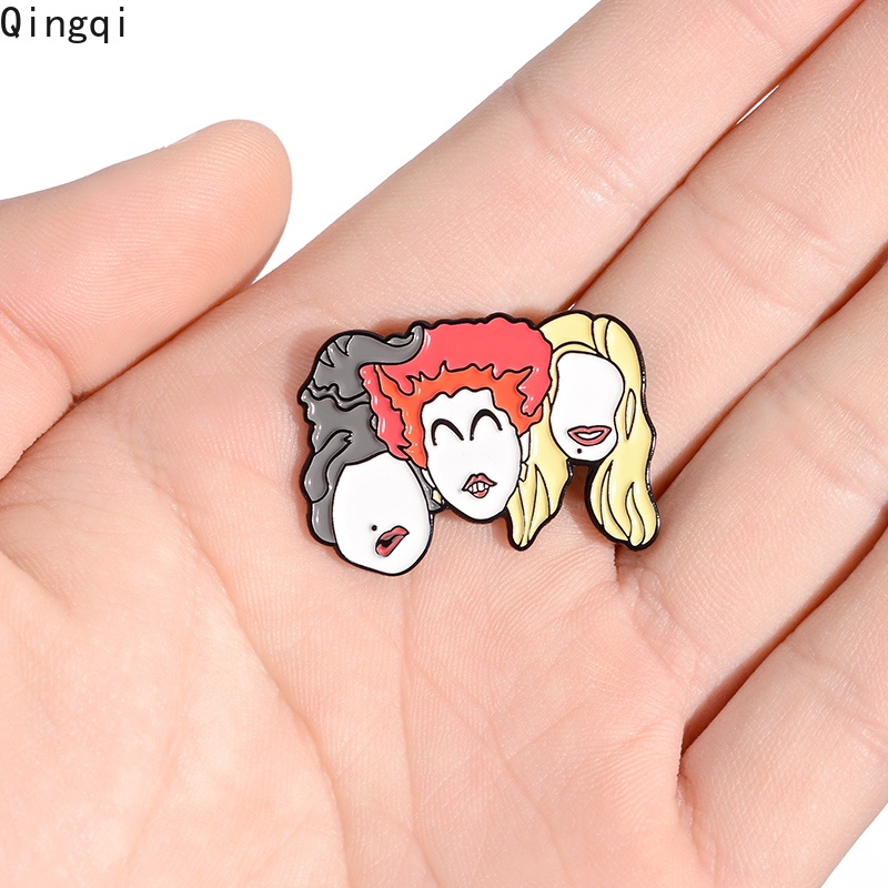 Bros Pin Enamel Desain Penyihir Halloween Gaya Gotik