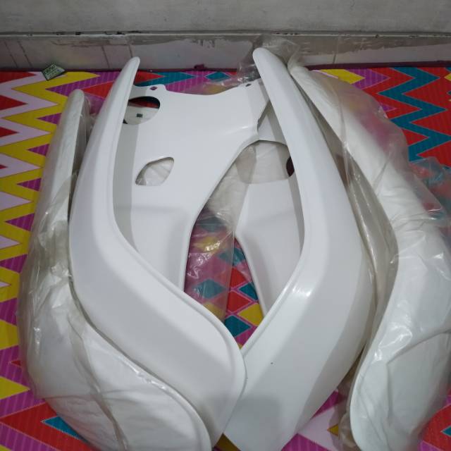 Sayap Honda Astrea Grand warna putih
