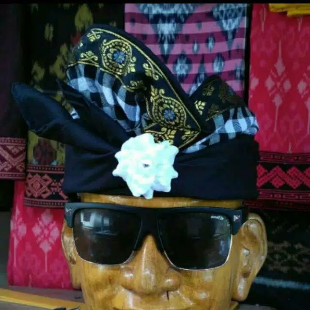 udeng hitam ajeg bali