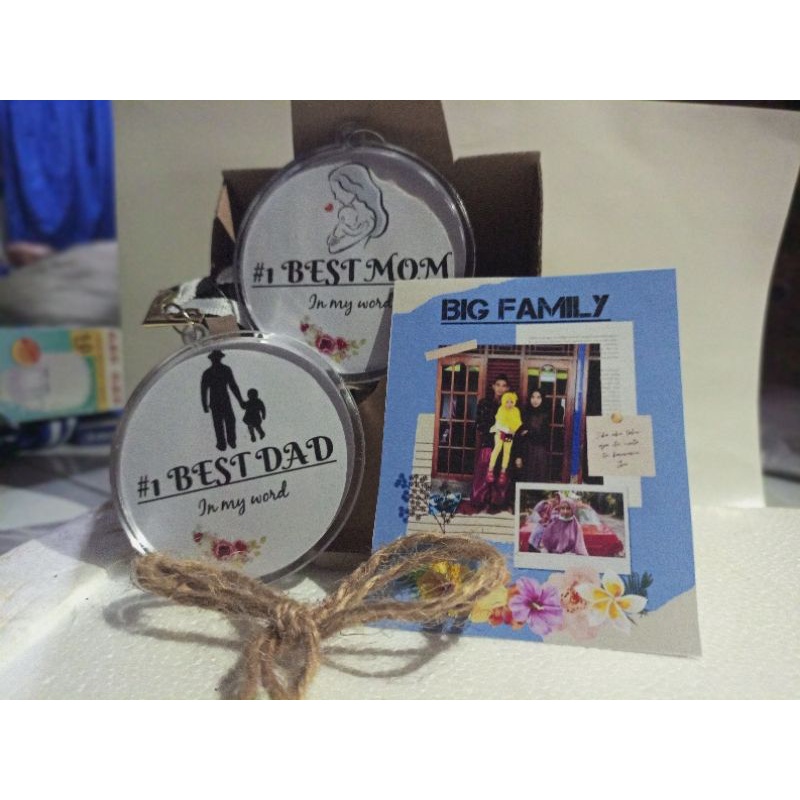 

Hadiah unik Paket lengkap Sepasang medali Custom + photo keluarga/Kata kata+Box gift spesial