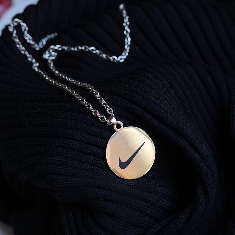 Kalung Pria Wanita rantai liontin Nike logo bulat bahan stainless gaya hip-hop/Nike round logo penda