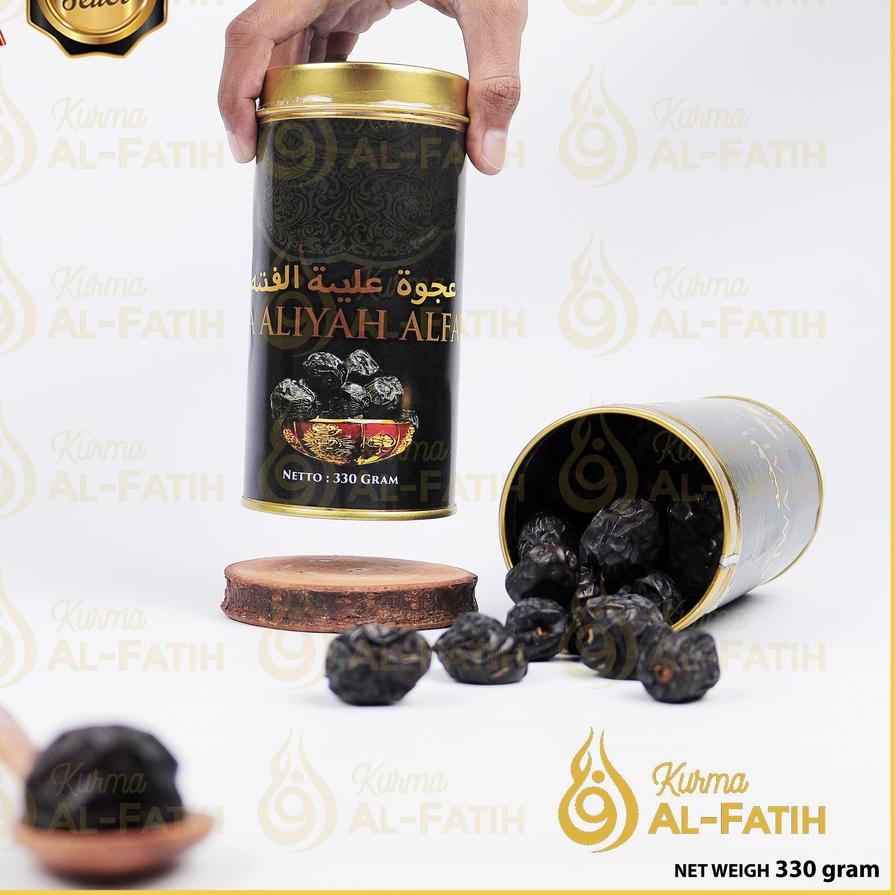

GRATIS ONGKIR✅Kurma Ajwa KALENG 330gr / Ajwah Aliyah Madinah / Kurma Nabi Kemasan Exclusive Azwa Aliyah Al-Fatih|RA7