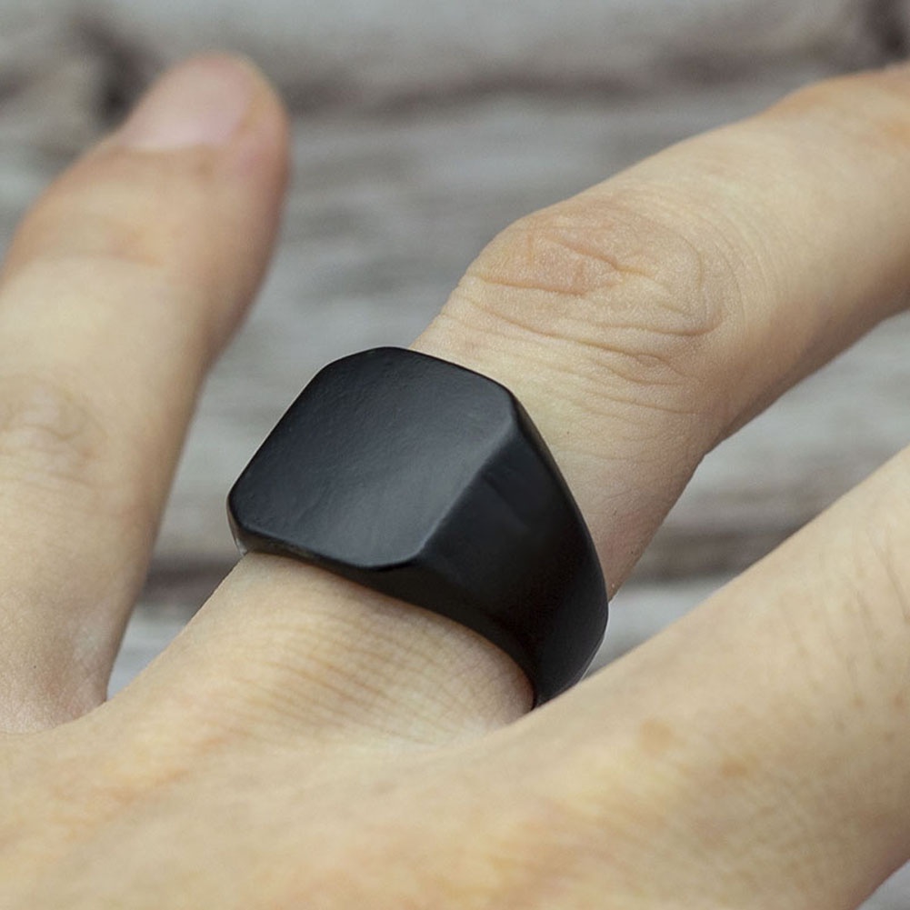 1pc Cincin Warna Hitam Emas Gaya Simple Untuk Pria