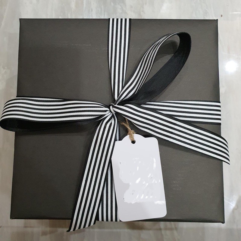 

Bungkus kado polos & pita