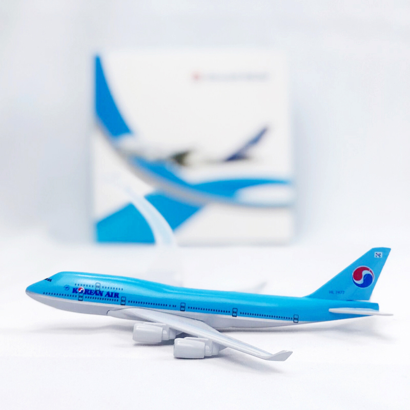 Mainan Model Pesawat Air B747 Die-cast 747 Bahan Alloy Metal Ukuran 16CM