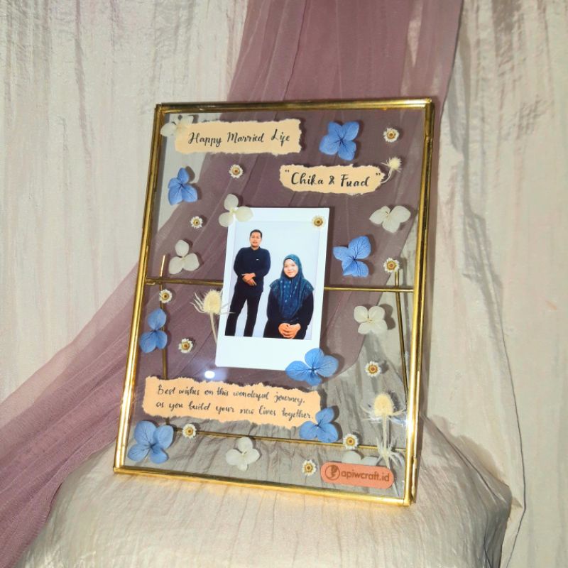 PRESSED DRIED FLOWERS GOLD FRAME By. Apiw Craft
