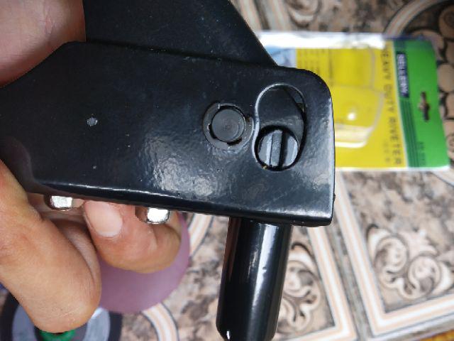 Tang Rivet / Hand Riveter Sellery