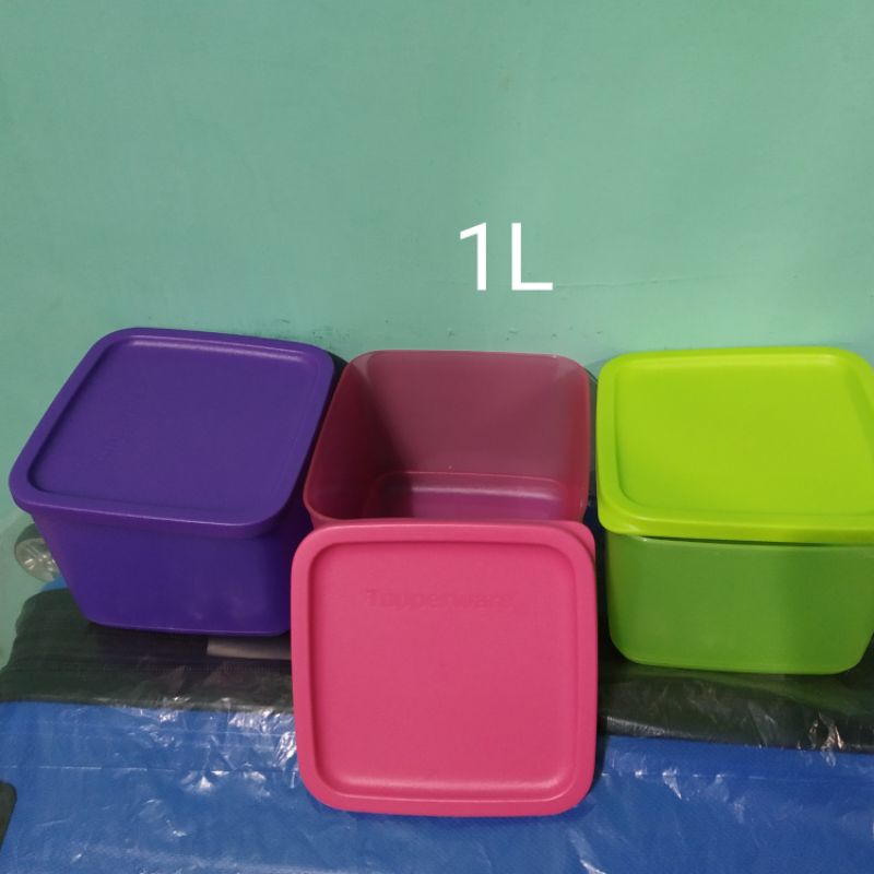 Medium summer fresh Tupperware