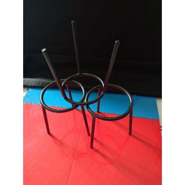 

kaki tiga dudukan kawat kasa