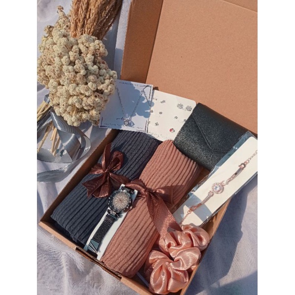 

Hamper Giftbox Pashmina Plisket Aksesoris| Hadiah Kado Cewe Ulangtahun Wisuda Anniversary