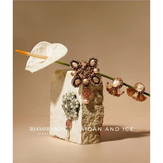 Fan Brooch White Pearl Brooch Riamiranda Signature RM Aidan Ice Orlin Brooch Xanadu Brooch Buttonsca