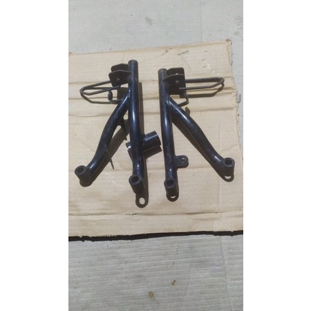 dudukan foot step belakang vario 110 karburator original