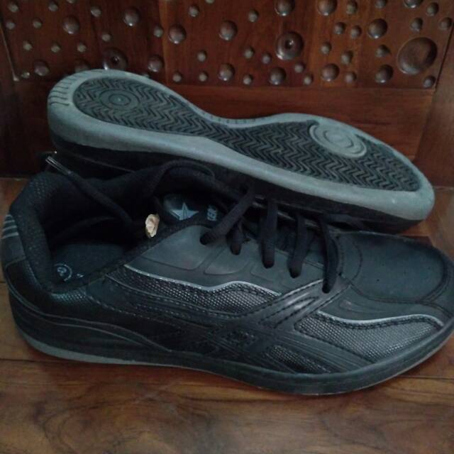 Sepatu pria trekkers pass