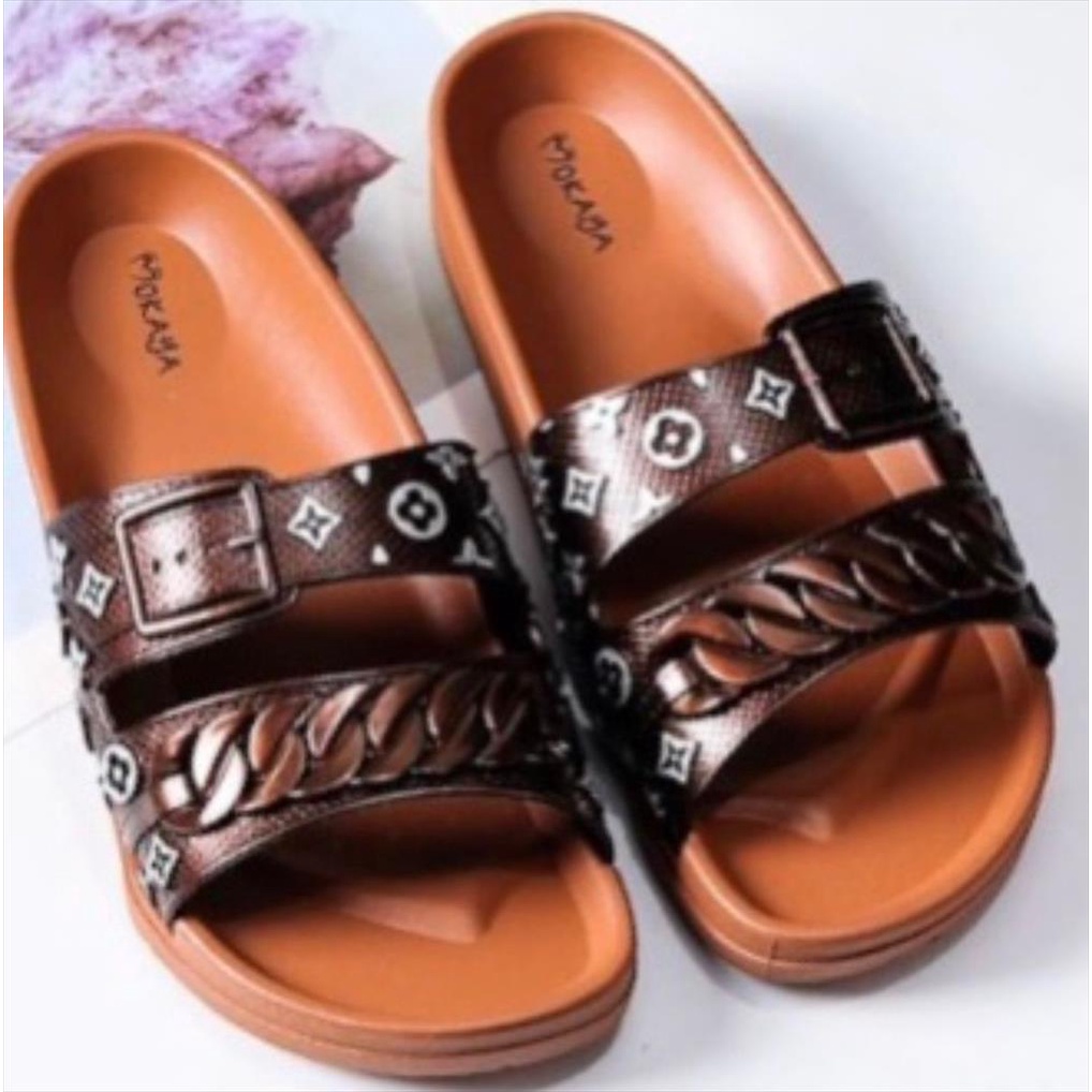 Sandal Slop Jelly Wanita Ban 2 Motif L.V Rantai Gesper Super Keren Elegant Mewah Import Mokaya / Size 37-41 (2013-H)-Cokelat kombinasi