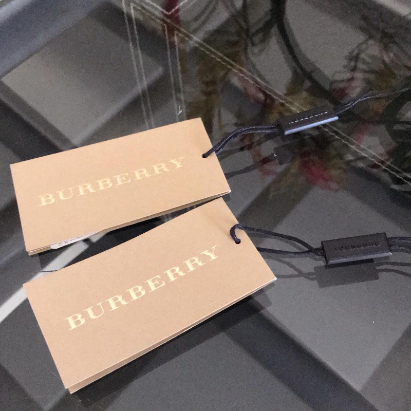 

tag baju Burberry