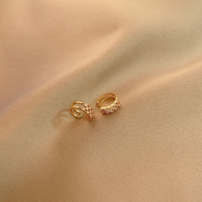 Anting Tusuk Berlian Imitasi Bahan Titanium Steel Gaya Retro Untuk Wanita