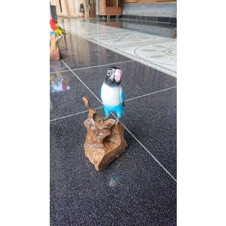 patung lovebird biru