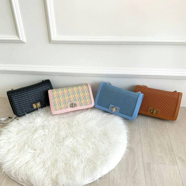 CHELLSARTASTORE : Ck Textured Boxy Woven Crossbody