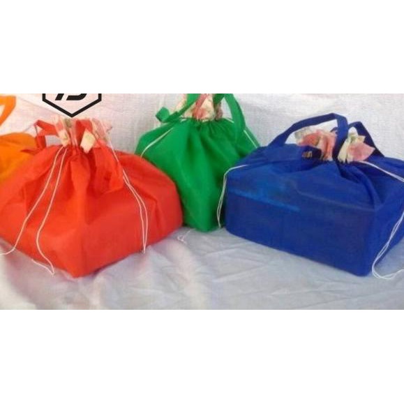 

Tas Kain / Goodie Bag SPUNBOND Serut Uk 22 x 22 - bercorak