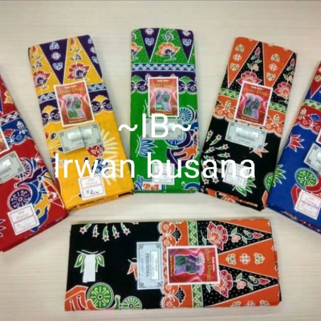 Kain sarung betawi dan cukin (syal) motif ondel - ondel