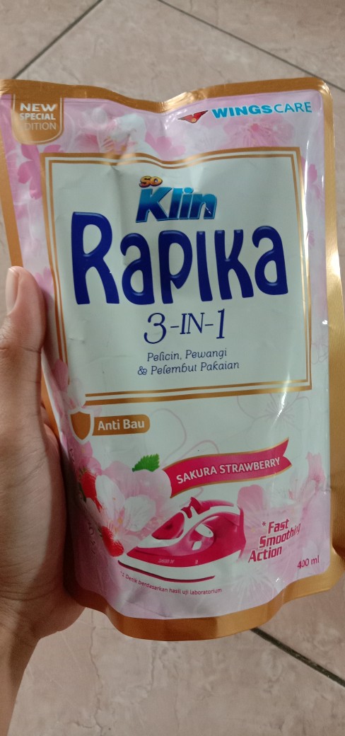 Pewangi/ Pelembut Pakaian/ Refill Rapika Merah Pouch 400 Ml 8034342