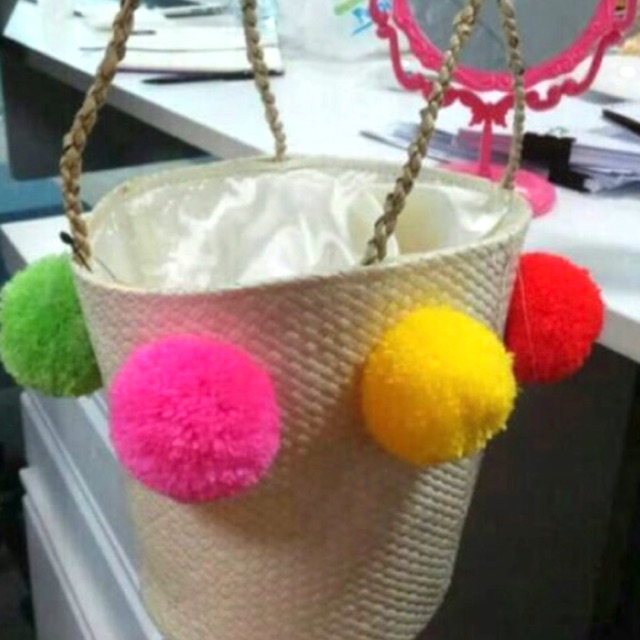 Tas rotan bali pompom termurah