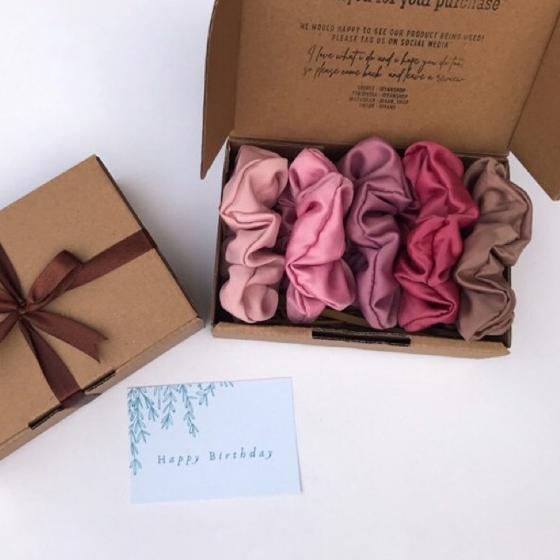 

BAYAR DITEMPAT✔️[5 PCS] HAMPERS SCRUNCHIES GIFT BOX PREMIUM BACA DESKRIPSI KADO CEWEK KADO PACAR GRADUATION KADO WISUDA|SQ9