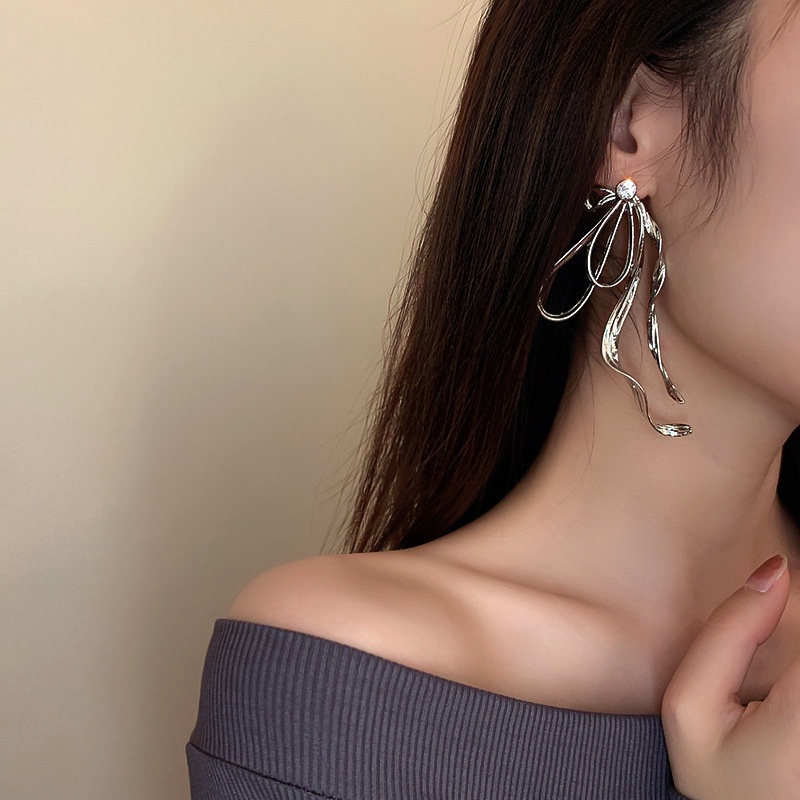 Anting Tusuk Gantung Bahan Metal Desain Pita Hias Berlian Gaya Trendysimple Kreatif Untuk Wanita