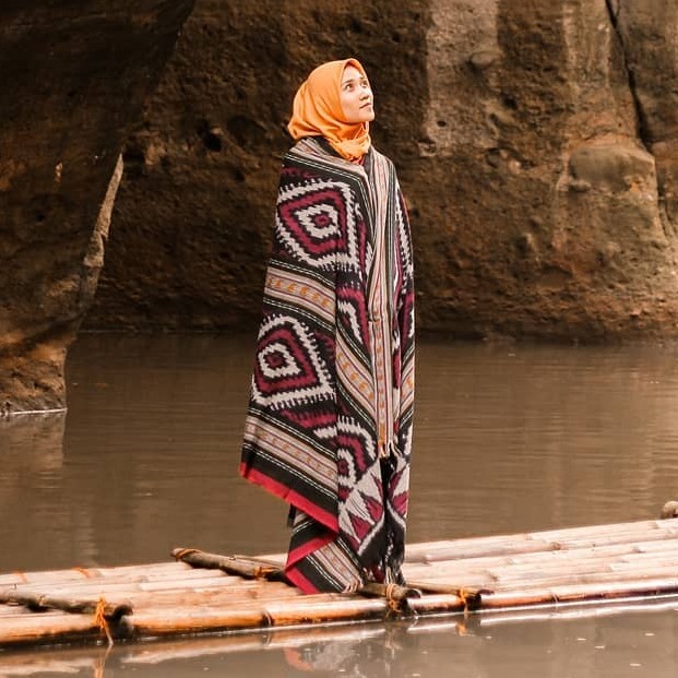 KAIN TENUN ETHNIC TRADISIONAL TORAJA ROTE TENUN SUMBA NTT KUPANG DAYAK KALTIM LOMBOK ASMAT LAMPUNG