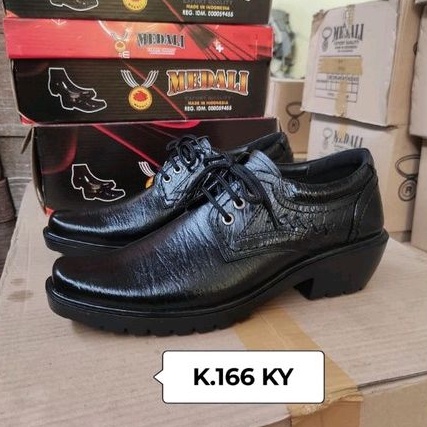 Sepatu kulit pria Medali tali hidup tampil lebih keren