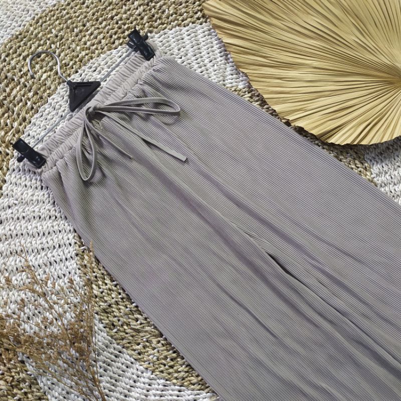 Celana Kulot Rayon Crincle Crinkle Airflow Panjang Wanita Premium Highwaist Loose Cullote Pants Homewear Jumbo Terbaru Kekinian-LIDI KULOT GREY