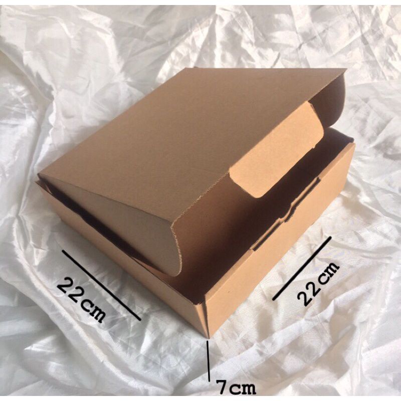 

Box Die Cut 22x22x7cm dan Easy Used Corrugated Box Kotak Hampers Box Hampers Kotak Kue Box Kue Kotak Makanan Box Makanan Kotak Hadiah Box Hadiah Kotak Kado Box Kado Gift Box kardus hampers kotak hampers