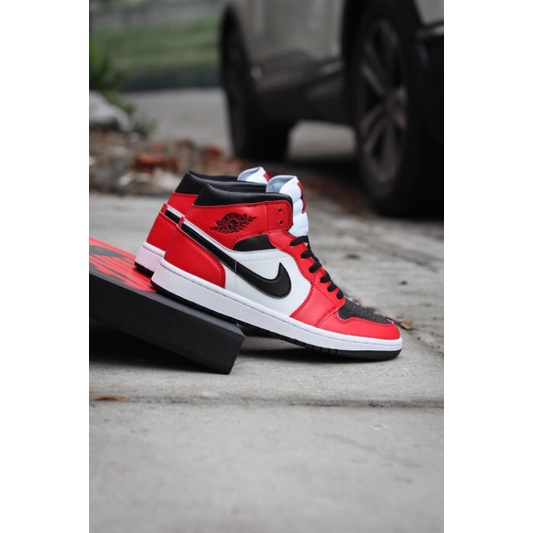 Nike Jordan 1 Chicago Black Toe