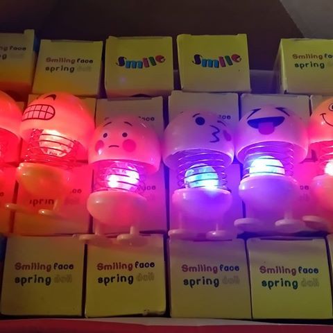 SPRING DOLL LED EMOJI LED EMOTICON LED GANTUNGAN MOTOR SMILE SENYUM BESAR HEAD DOLL KEPALA GOYANG