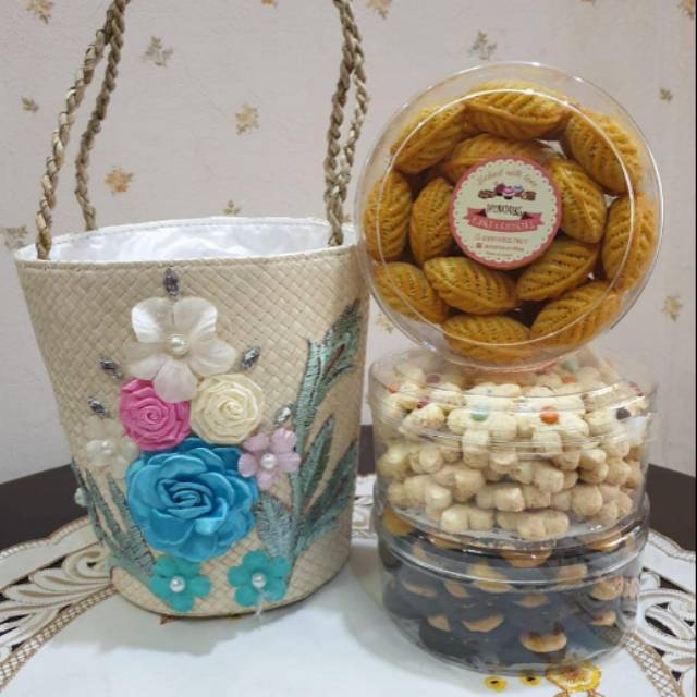 tas rotan bunga bordir