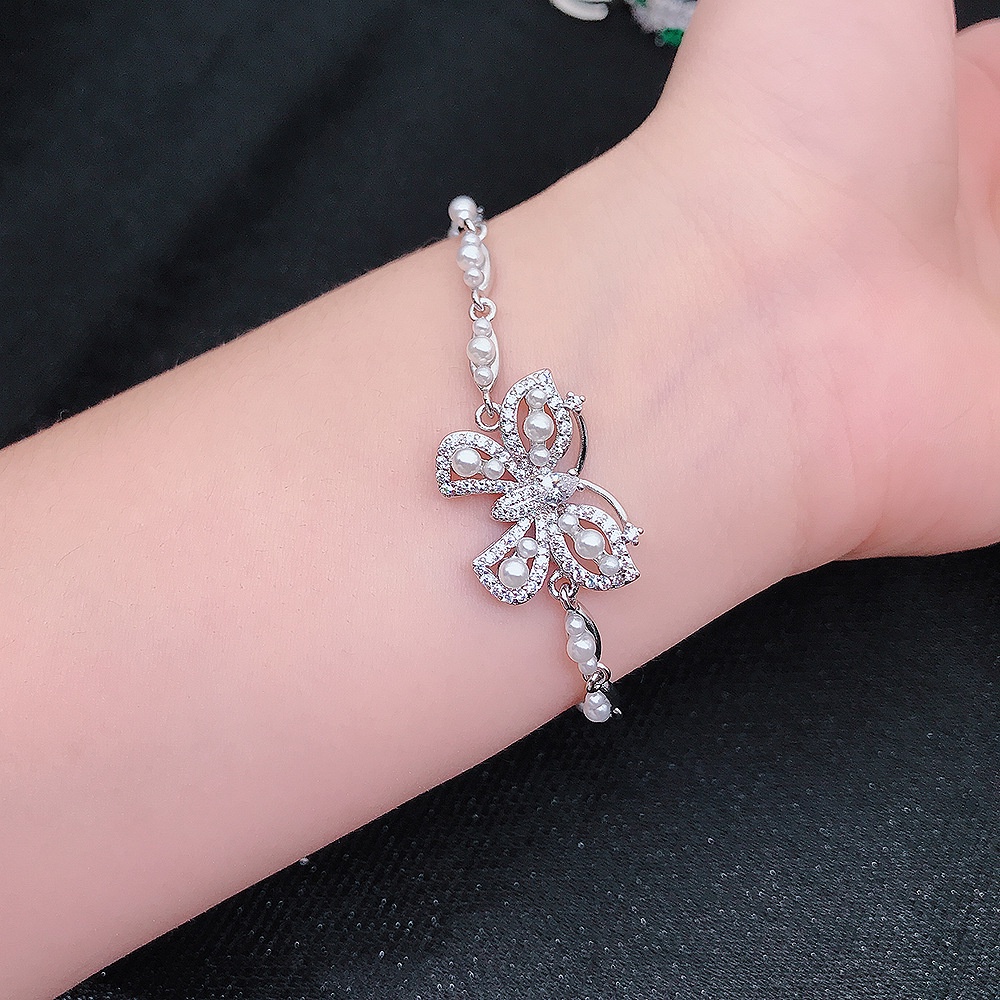 Gelang Adjustable Bahan Stainless Steel Aksen Kupu-Kupu Dan Mutiara Untuk Wanita