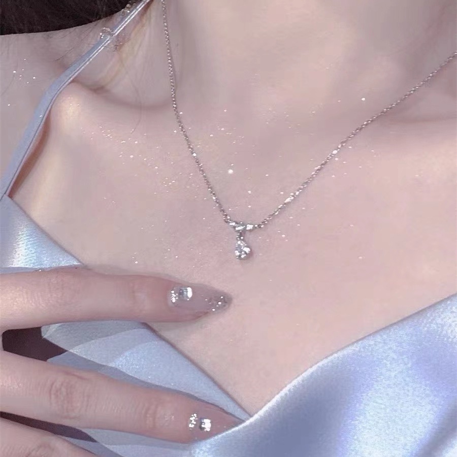 YEEZII Kalung Rantai Choker Liontin Kristal Berlian Bentuk Tetesan Air Warna Silver Untuk Wanita