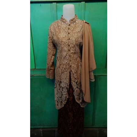 kebaya Maudy selendang