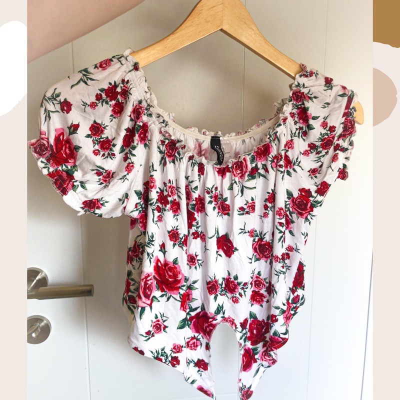 BAJU WANITA SABRINA H&M MOTIF BUNGA WARNA MERAH MODEL CROP TOP
