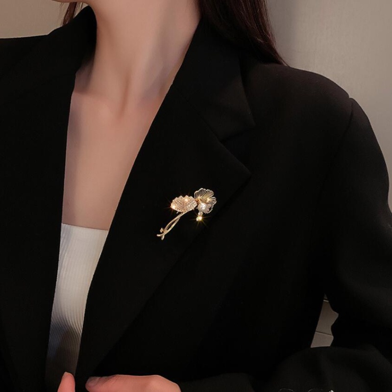 Bros Pin Bentuk Daun Maple Bahan Metal Warna Emas Aksen Mutiara Gaya Vintage