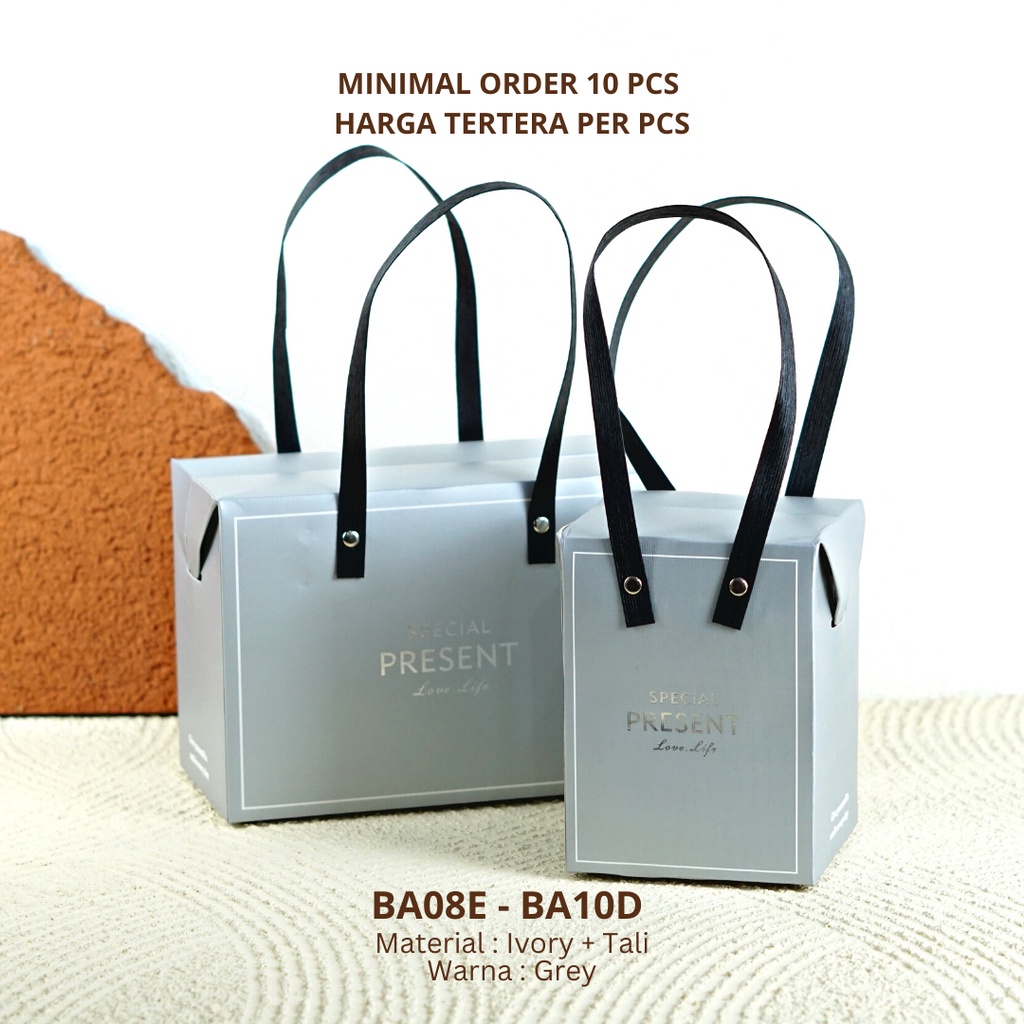 

Paperbag Box Kotak Grey / Souvenir Hampers / Gift Packaging / Kemasan Souvenir / Packaging Gift Box / Handle Paperbag | BA08E - BA10D