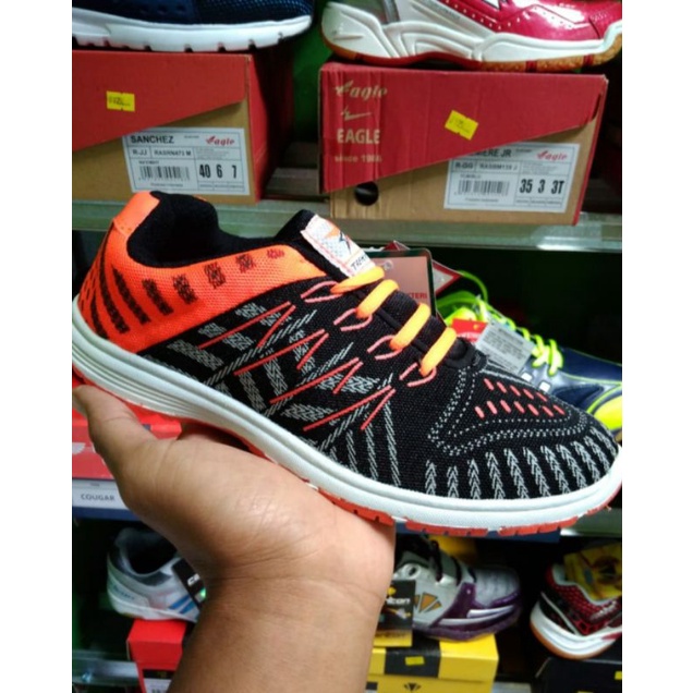 sepatu olahraga trekkers original