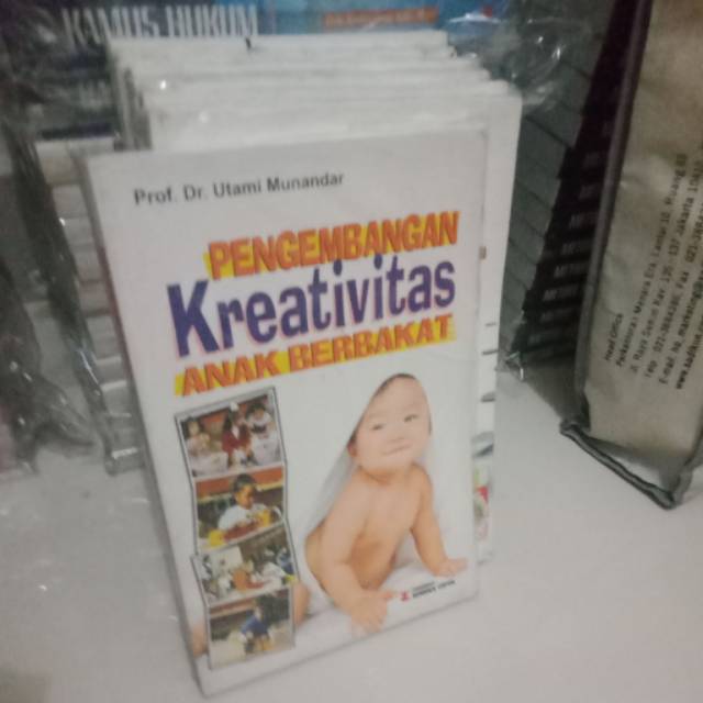 Pengembangan kreativitas anak berbakat by  utami munandar