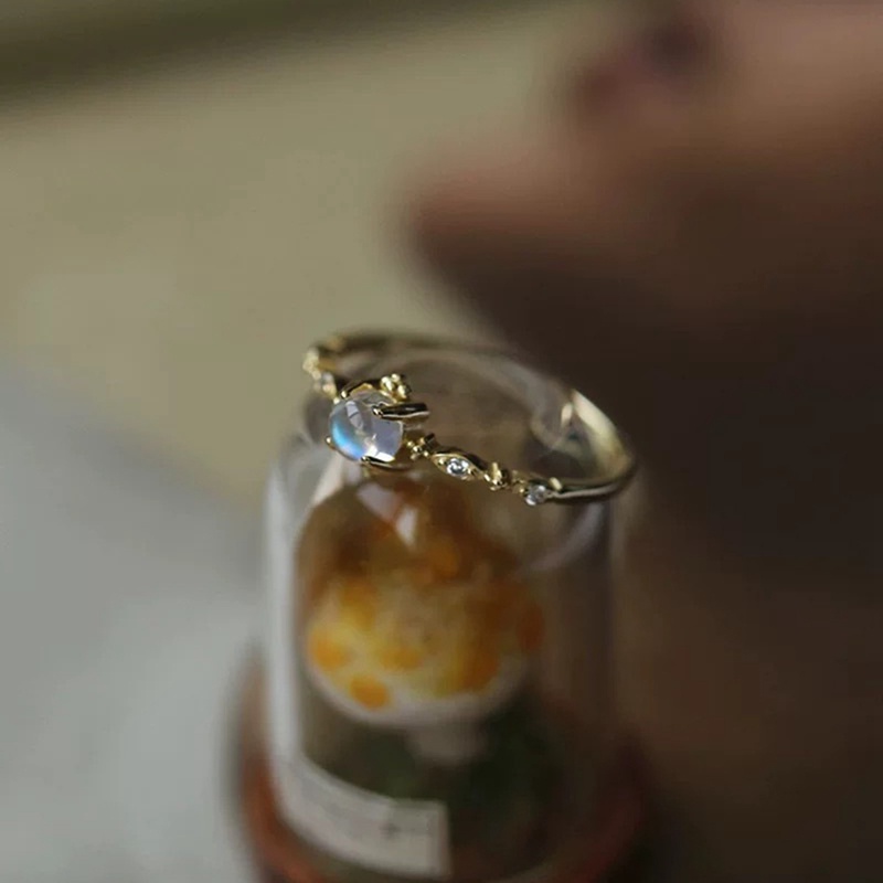 Cincin Wanita Warna Emas Aksen Moonstone Gaya Minimalis Untuk Pertunangan