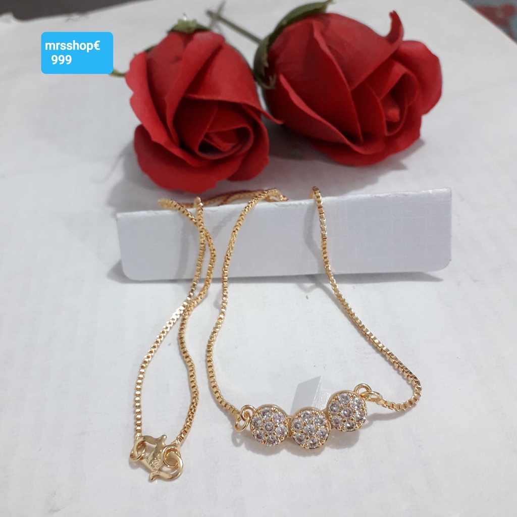 Kalung rantai emas liontin berlian bulat.